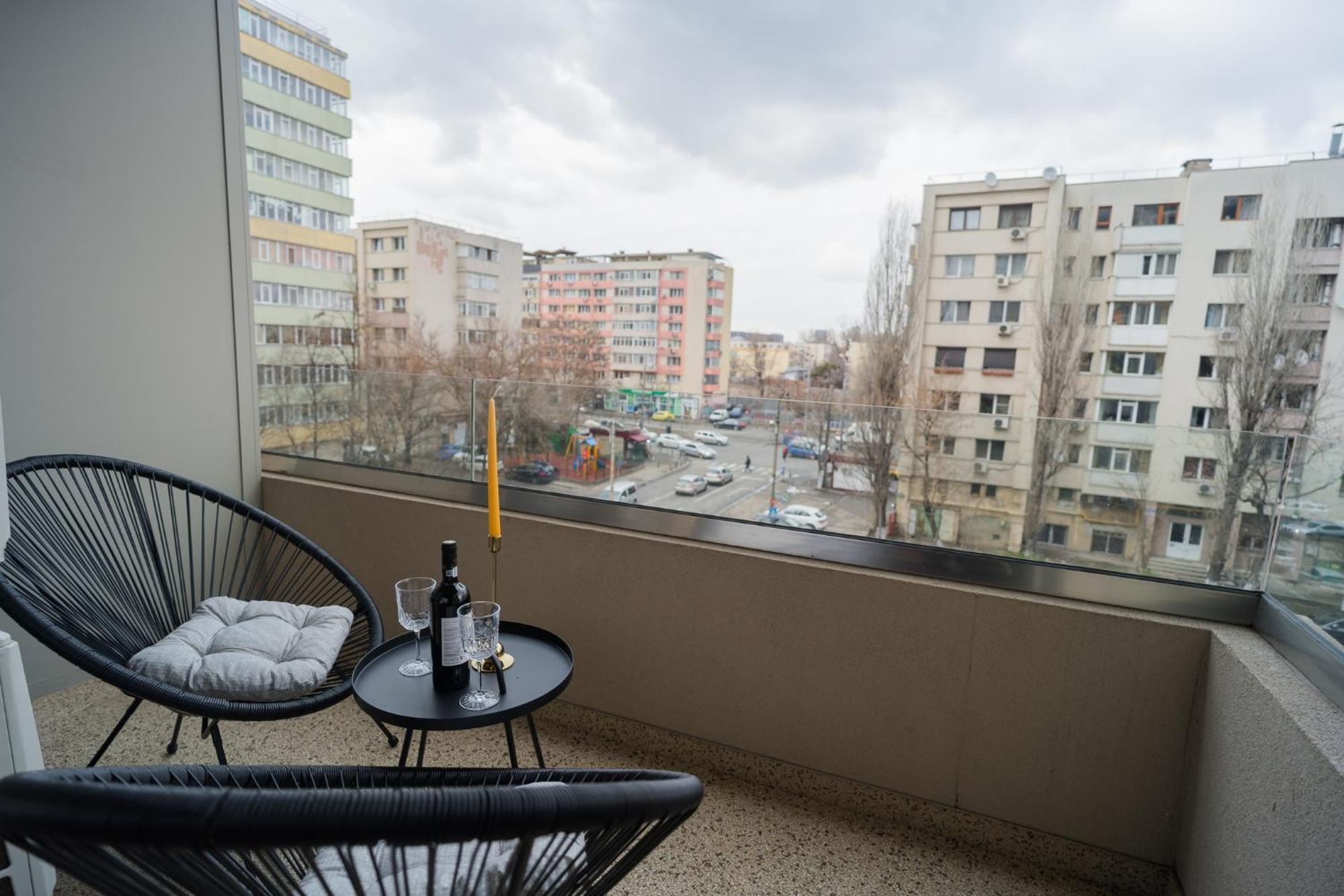 Central Apartments With City View & Large Balcony Bucarest Extérieur photo