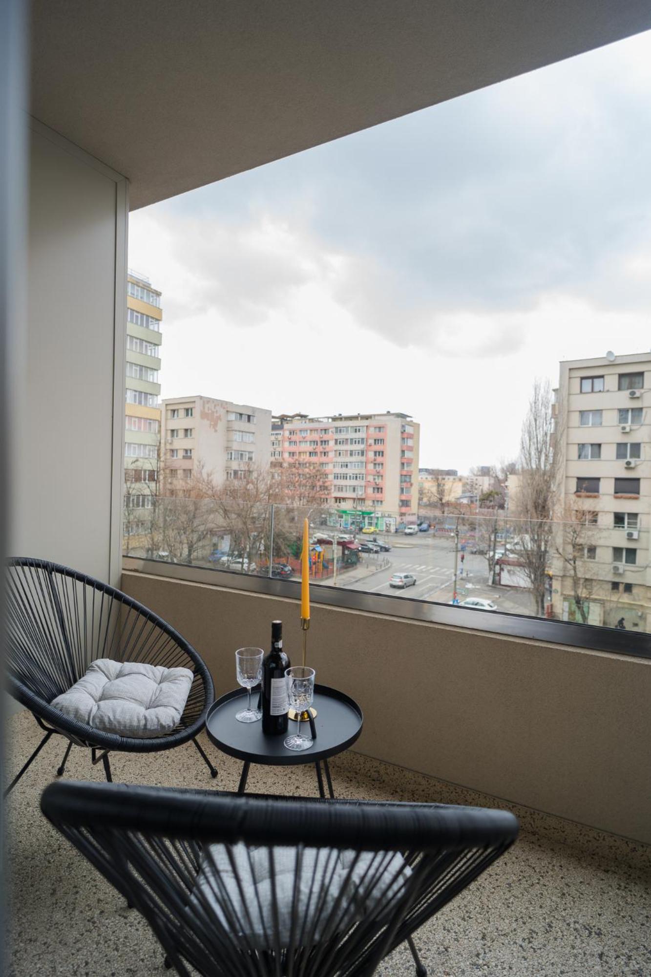 Central Apartments With City View & Large Balcony Bucarest Extérieur photo