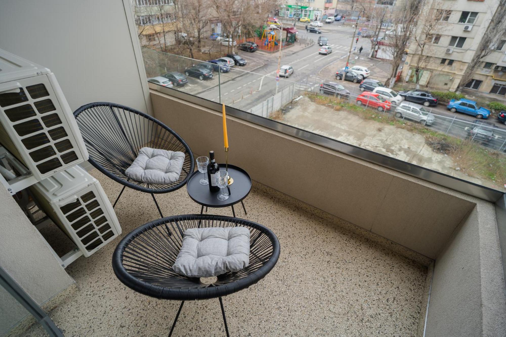Central Apartments With City View & Large Balcony Bucarest Extérieur photo