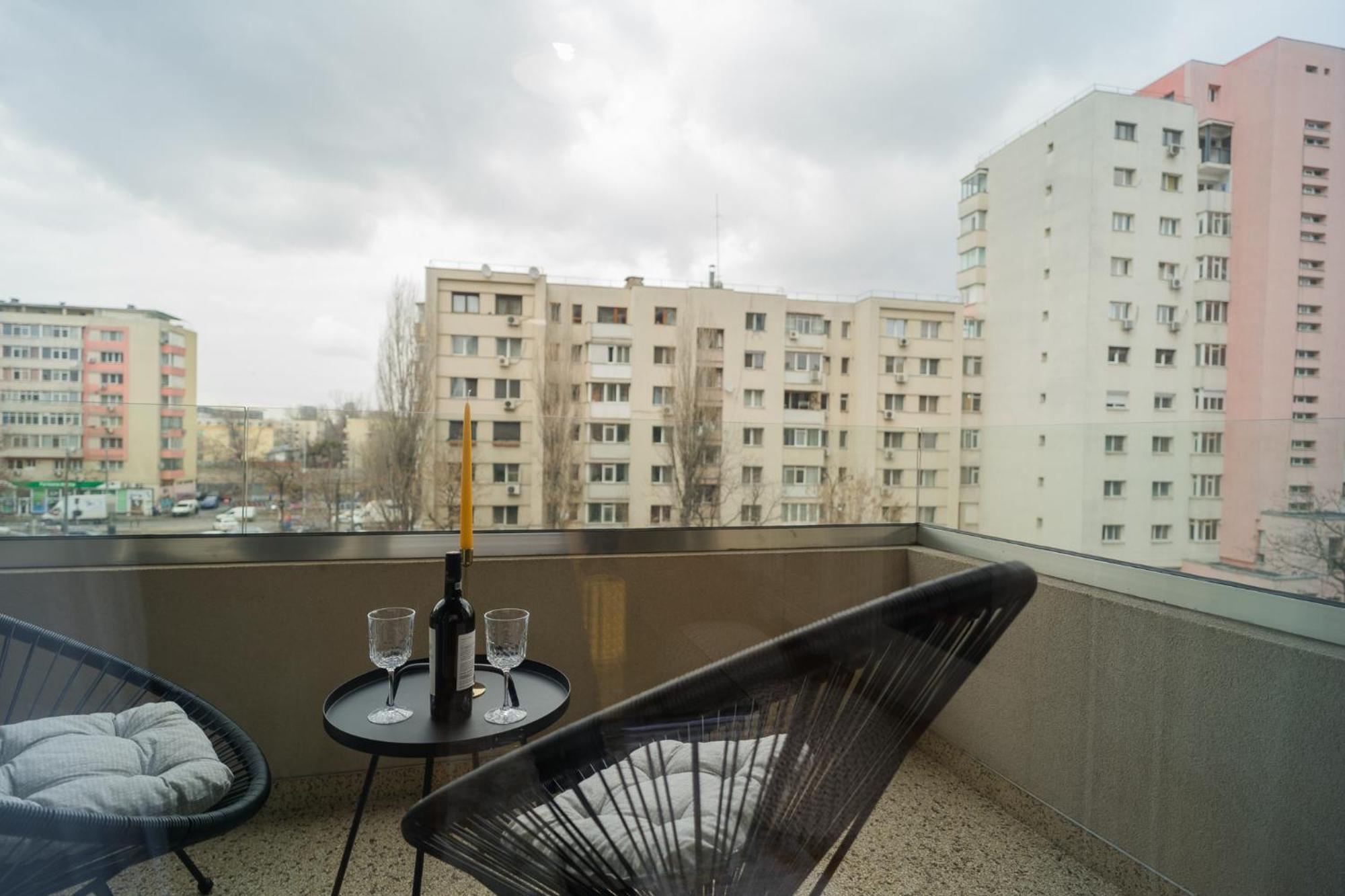 Central Apartments With City View & Large Balcony Bucarest Extérieur photo